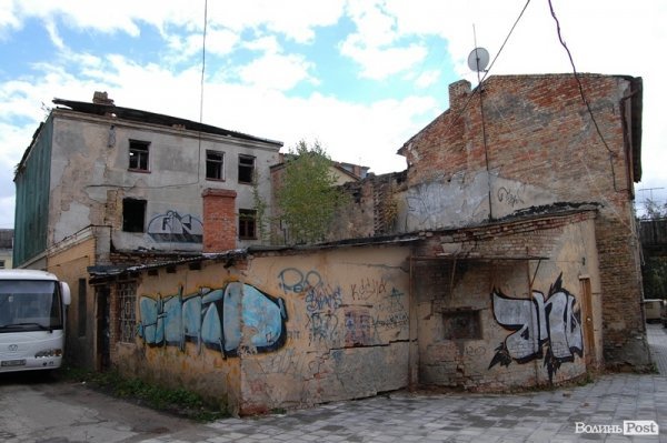 «Будинок-привид» в центрі Луцька хочуть ремонтувати. ФОТО