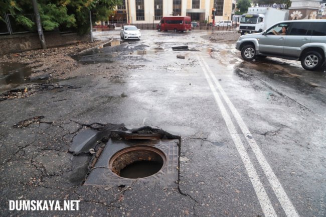 Зруйновані вулиці та затоплені автомобілі: Одесу накрила сильна злива. ВІДЕО