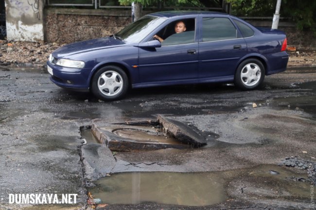 Зруйновані вулиці та затоплені автомобілі: Одесу накрила сильна злива. ВІДЕО