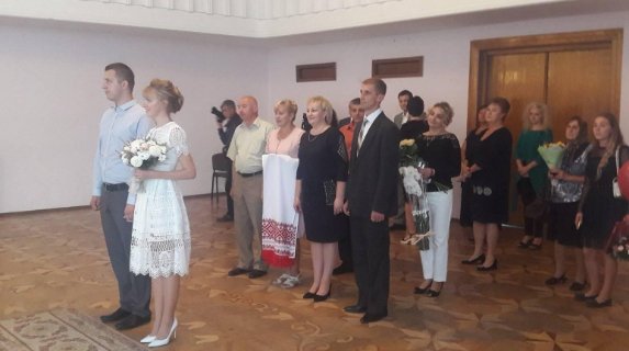 Радник міністра привітав ювілейну пару молодят в луцькому РАЦСІ. ФОТО