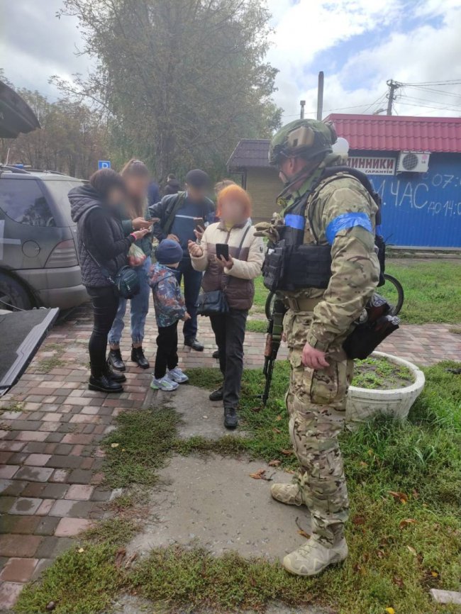 Волинські поліцейські привезли Starlink в деокуповане село на Харківщині. ФОТО