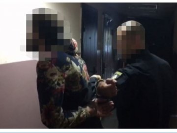 Погрожував ножем: п'яний чоловік утримував в полоні співмешканку та її вагітну подругу. ВІДЕО