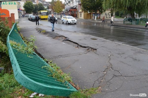 У центрі Луцька розвалюється міст. ФОТО
