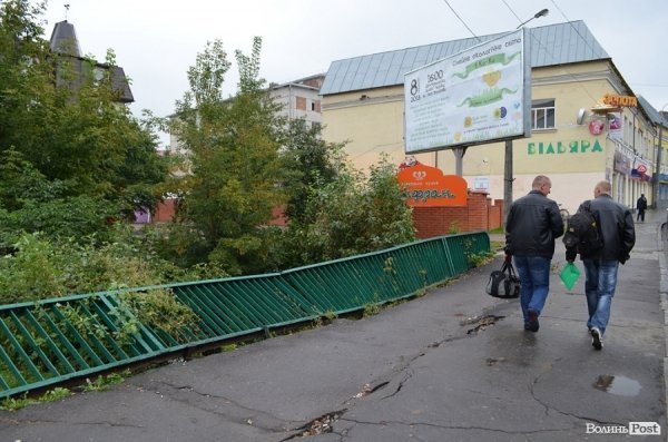 У центрі Луцька розвалюється міст. ФОТО
