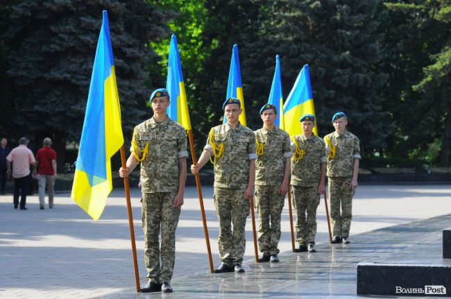 З маками і трояндами: у Луцьку відзначили річницю перемоги над нацизмом. ФОТО