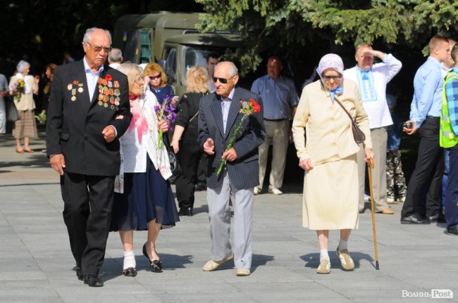 З маками і трояндами: у Луцьку відзначили річницю перемоги над нацизмом. ФОТО