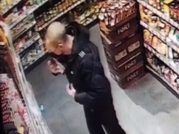 У волинському місті продавчиня спіймала на гарячому крадія шоколадок. ВІДЕО