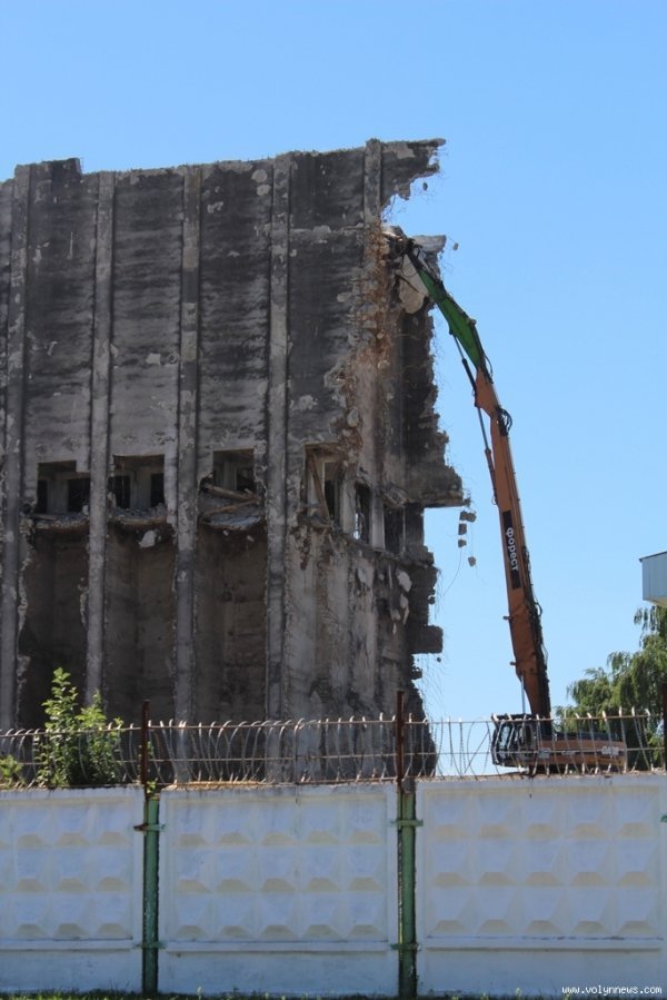 У Луцьку розбирають колишній хлібокомбінат. ФОТО