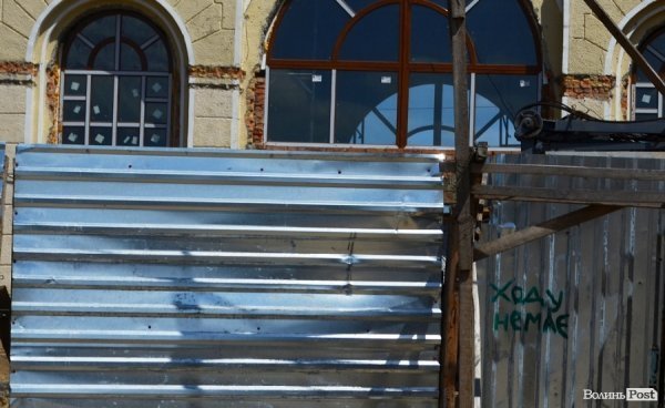 Мир клумбам, війна кіоскам: у Луцьку кардинально змінюють Привокзальну площу