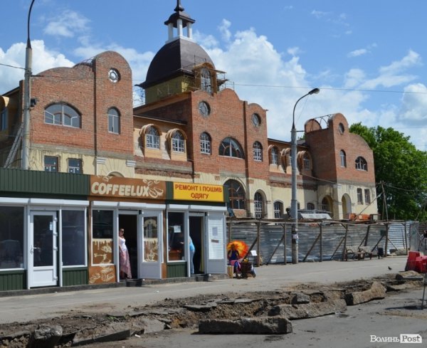 Мир клумбам, війна кіоскам: у Луцьку кардинально змінюють Привокзальну площу