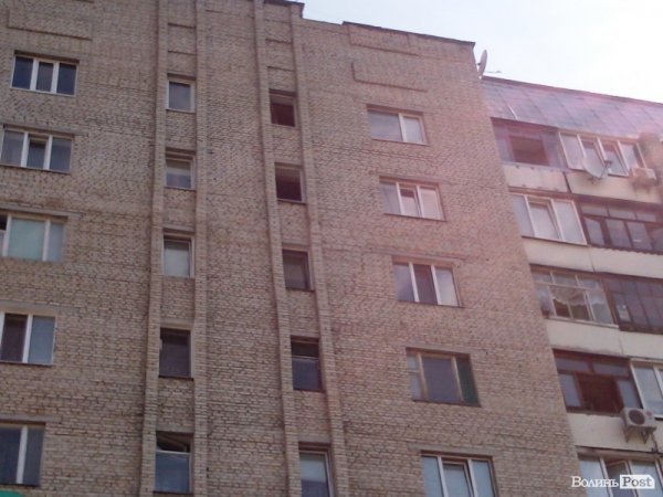 Через кафе у луцькій багатоповерхівці ‒ сморід і тріщини у стінах  
