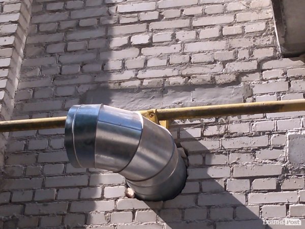 Жителі кажуть, що замість бетонної перекладки над трубою лише поштукатурили та поклали цеглу