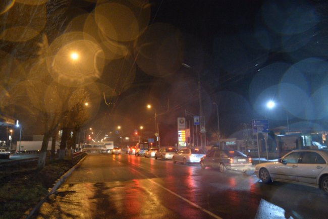 У мережі кепкують з комунальників, які у Луцьку вкладали асфальт у дощ. ФОТО. ВІДЕО