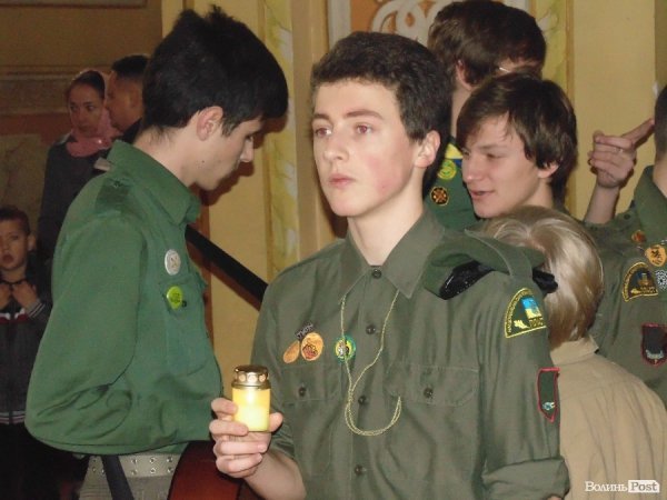 Пластуни передали Вифлиємський вогонь православній громаді Луцька. ФОТО. ВІДЕО