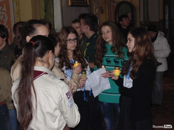 Пластуни передали Вифлиємський вогонь православній громаді Луцька. ФОТО. ВІДЕО