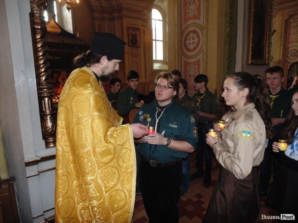 Пластуни передали Вифлиємський вогонь православній громаді Луцька. ФОТО. ВІДЕО