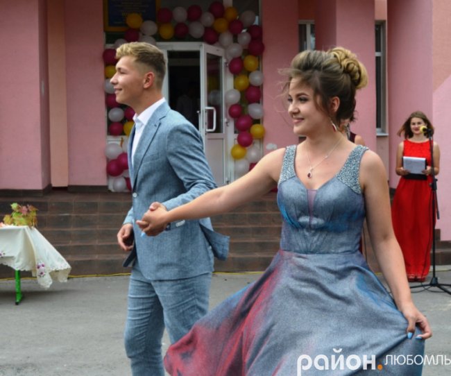 Розкішні сукні і танець батьків під російську «попсу»: випускний у школі на Волині. ВІДЕО. ФОТО