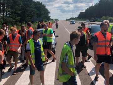 Перекриття траси «Київ-Ковель-Ягодин»: пропускають маршрутки, автобуси та авто з дітьми. ВІДЕО