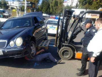 «Авто трохи провалилося»: патрульні в Луцьку допомогли водію