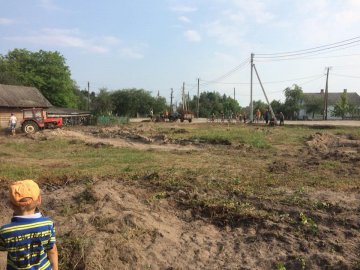 У селі на Волині люди самотужки роблять дитячий майданчик. ФОТО