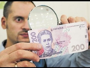 Мільйонні оборудки: у Луцьку судили шахрая, який міняв справжні гроші на сувенірні