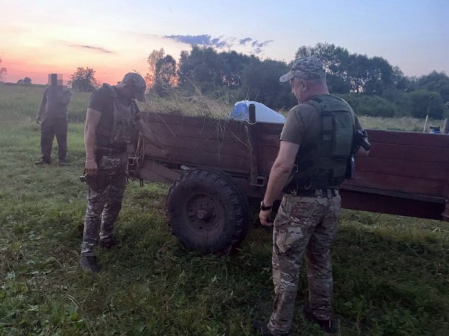На Волині затримали трактор з контрабандними цигарками. ФОТО