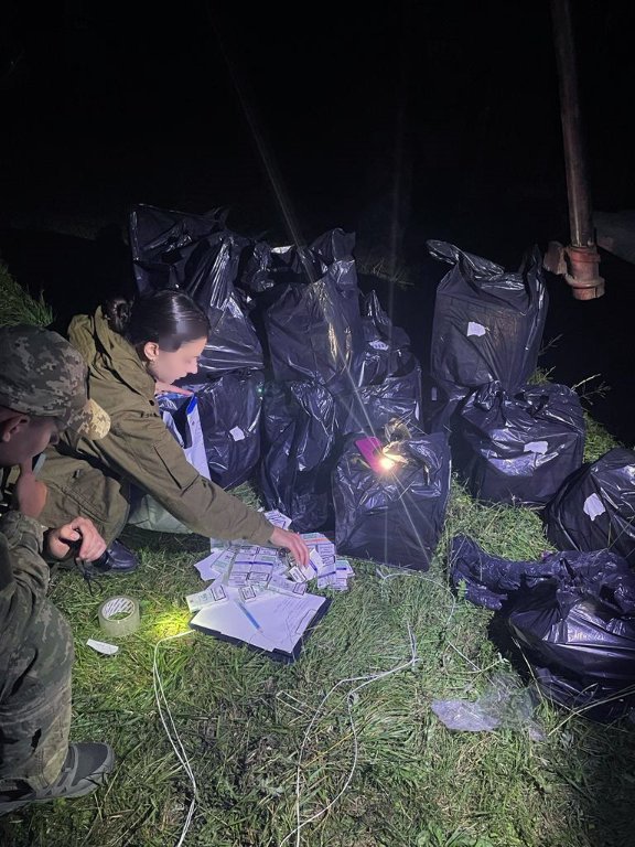 На Волині затримали трактор з контрабандними цигарками. ФОТО