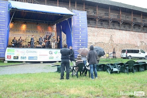 У Луцьку дощ відлякав відвідувачів джаз-фесту. ФОТО