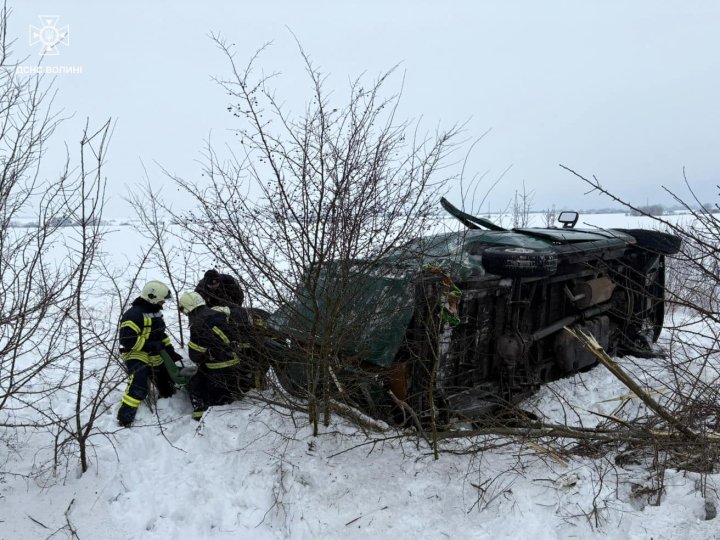 На Волині водійка мікроавтобуса з'їхала в кювет та перекинулася: рятувальники деблокували шістьох людей