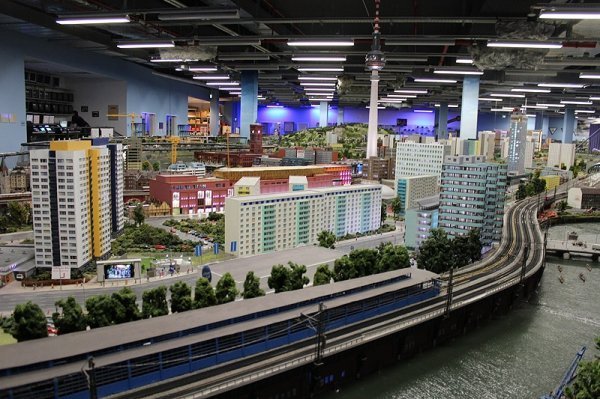 На території приблизно в 3000 кв. метрів розташувалися макети основних визначних пам'яток Берліна