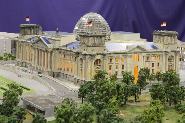 Будівля Рейхстагу більша. Зараз поряд із справжнім будовою стоять ще спеціальні будки охорони, у яких оглядають відвідувачів. На мініатюрі їх немає