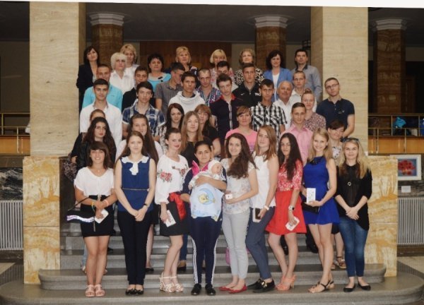 Чиновники подарували випускникам підробки iPhone з піратським ПЗ. ФОТО