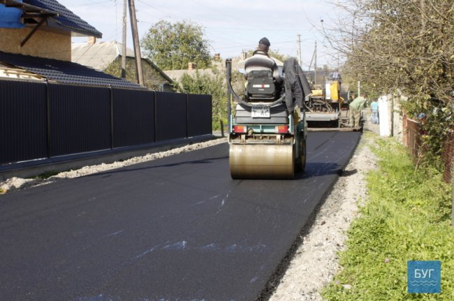 В місті на Волині активно асфальтують вулиці. ФОТО