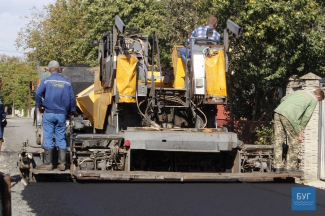 В місті на Волині активно асфальтують вулиці. ФОТО