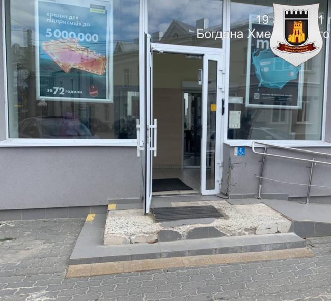У Луцьку на керівника відділення банку склали протокол за розвалені сходи. ФОТО