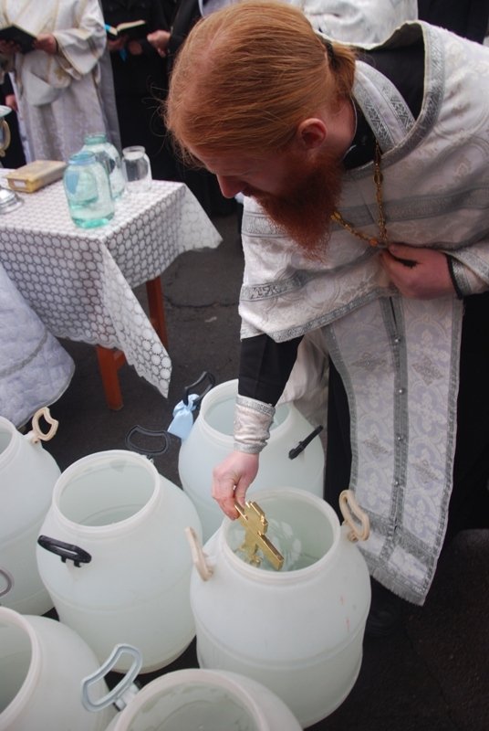 У луцькій церкві святять воду. ФОТО