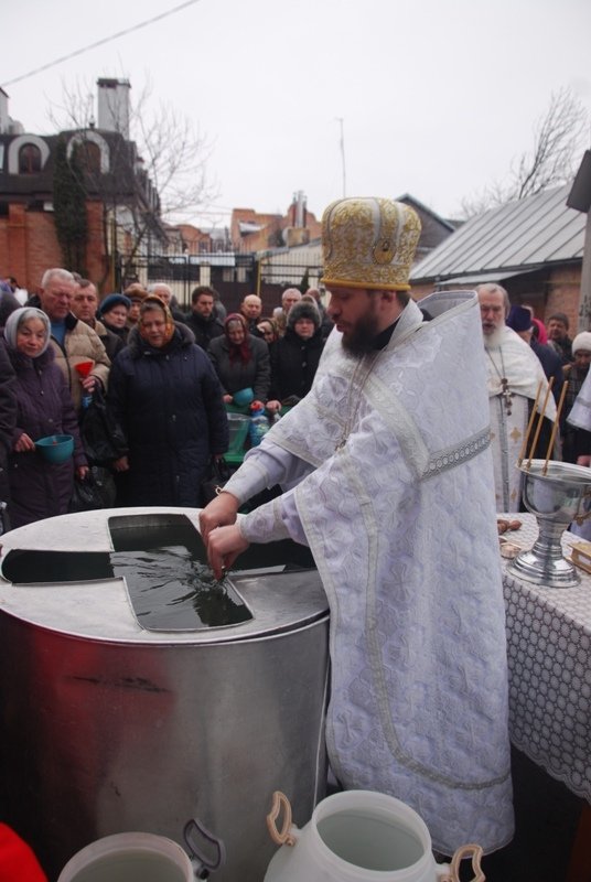 У луцькій церкві святять воду. ФОТО