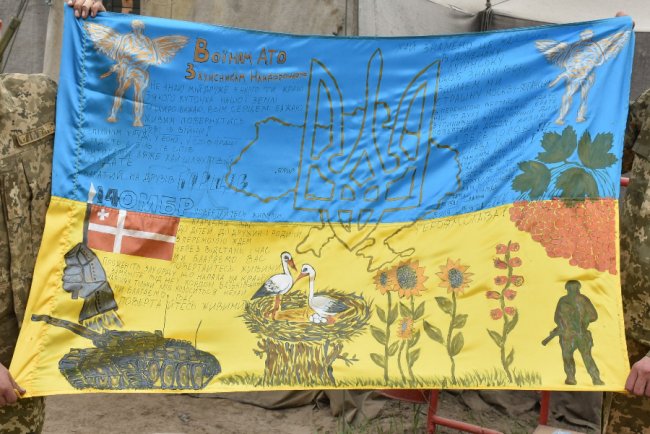 Бійцям 14-ї бригади подарували сім унікальних прапорів. ФОТО