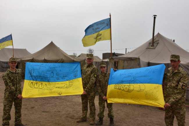 Бійцям 14-ї бригади подарували сім унікальних прапорів. ФОТО