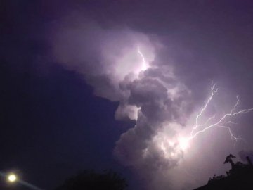 Вражаючі фото грози над Волинню