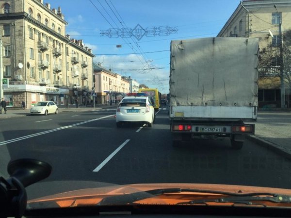 У Луцьку позашляховик і маршрутка не поділили дорогу. ФОТО