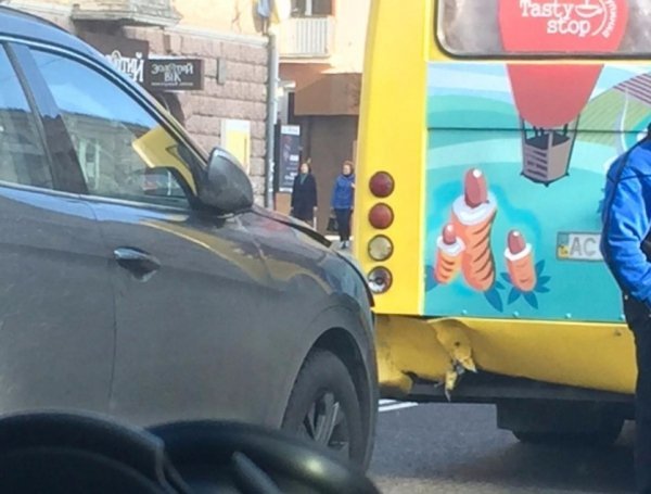 У Луцьку позашляховик і маршрутка не поділили дорогу. ФОТО