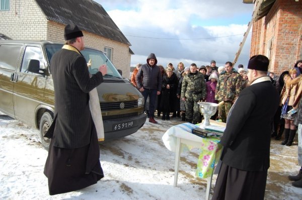 Волиняни пожертвували два авто мобілізованим бійцям. ФОТО