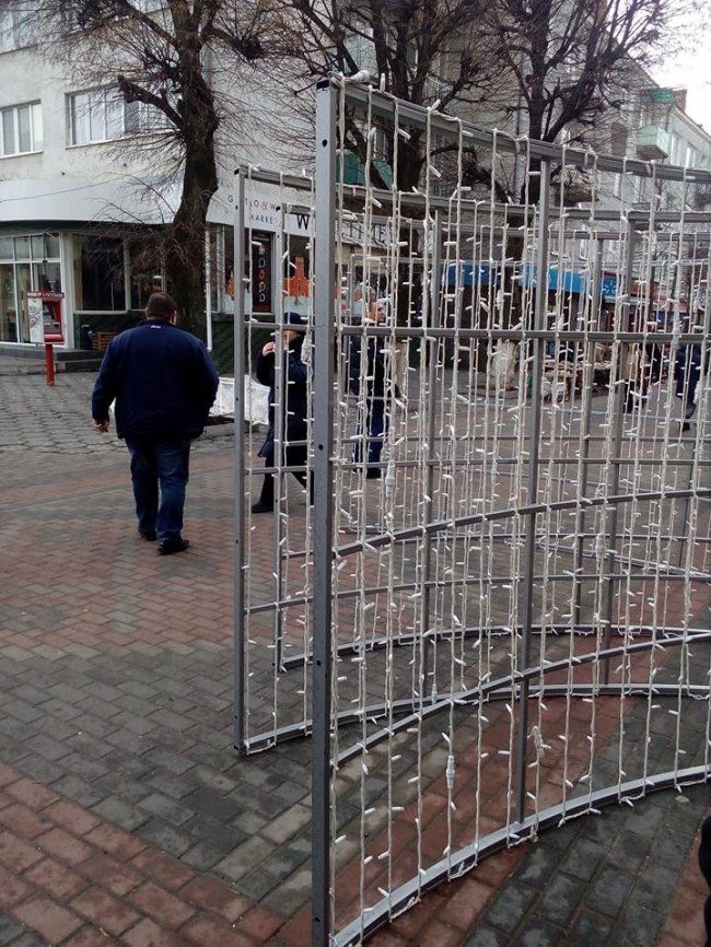 На центральній вулиці Луцька облаштовують святкові арки. ФОТО