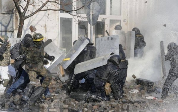 «Беркут» розганяє людей водометами, гранатами і вогнепальною зброєю. ФОТО