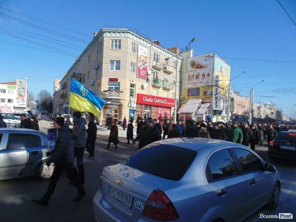 Євромайданівці колоною пройшлися центральною вулицею Луцька. ФОТО