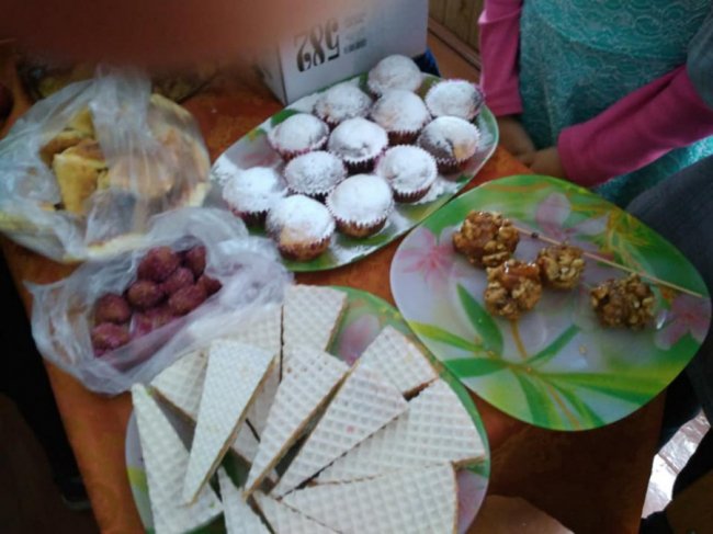 Волинські школярі продавали солодощі заради благодійності