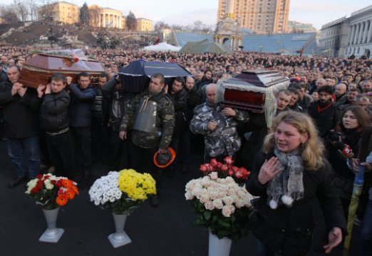 Десяті роковини розстрілів на Майдані: протистояння у фото