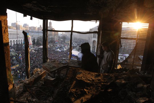 Десяті роковини розстрілів на Майдані: протистояння у фото