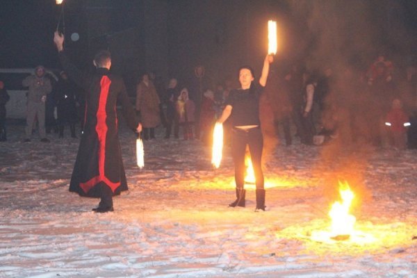 Ватра, фаєр-шоу, співи: як запалювали ялинку в селі під Луцьком